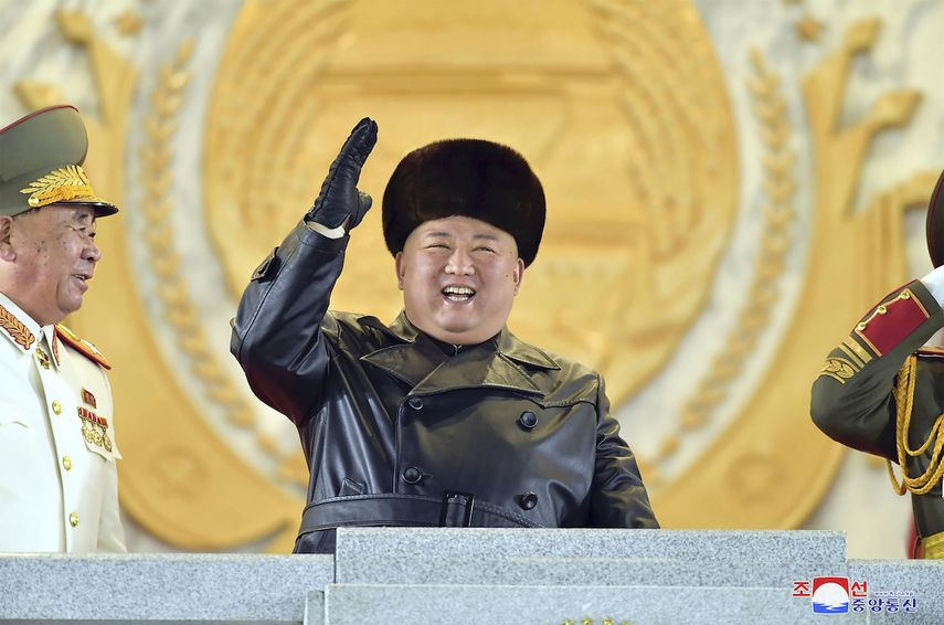En esta foto proporcionada por el gobierno de Corea del Norte, el líder norcoreano Kim Jong Un saluda mientras asiste a un desfile militar en la plaza Kim Il Sung en Pyongyang, Corea del Norte, el 14 de enero de 2021.&nbsp;