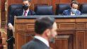 El líder de VOX, Santiago Abascal, pasa frente al presidente del Gobierno, Pedro Sánchez (i) y el vicepresidente segundo, Pablo Iglesias (d), en el pleno del Congreso. El líder de VOX, Santiago Abascal, pasa frente al presidente del Gobierno, Pedro Sánchez (i) y el vicepresidente segundo, Pablo Iglesias (d), en el pleno del Congreso.
