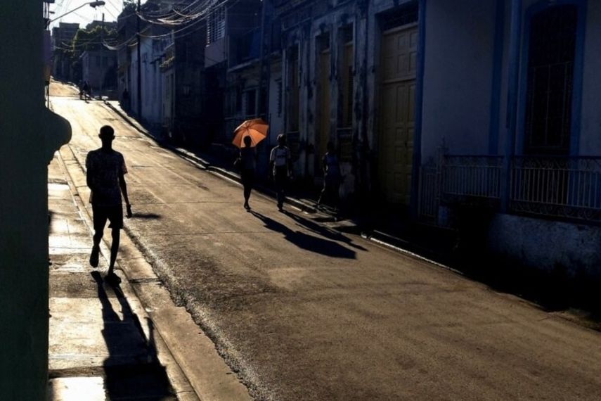 Una calle de Santiago de Cuba al atardecer, en medio del apagón en agosto 2024.