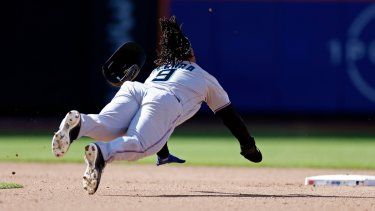 Jean Segura de los Marlins de Miami se lanza y roba la segunda base durante la octava entrada de un juego de béisbol contra los Mets de Nueva York el domingo 9 de abril de 2023 en Nueva York.&nbsp;