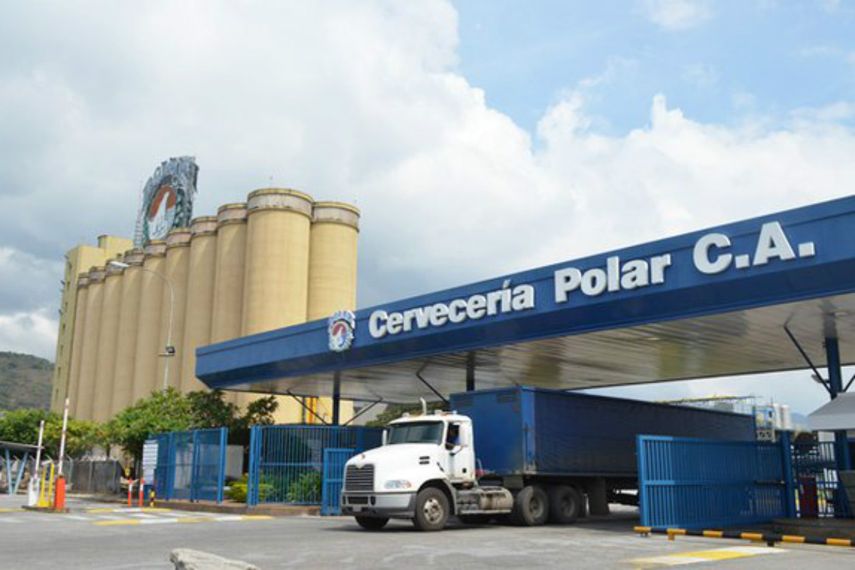 Las plantas de Polar, paralizaron recientemente la producción de productos, argumentando que el gobierno no le ha entregado divisas para importar materia prima (ARCHIVO)