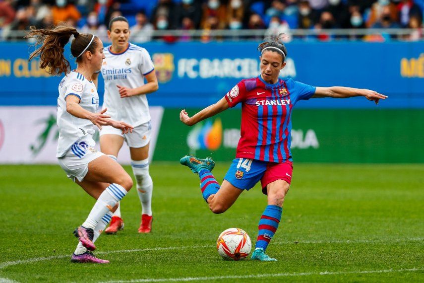  En foto del 13 de marzo de 2022, Aitana Bonamati del Barcelona dispara el balón superando a Maite Oroz del Real Madrid en encuentro de LaLiga femenina. 