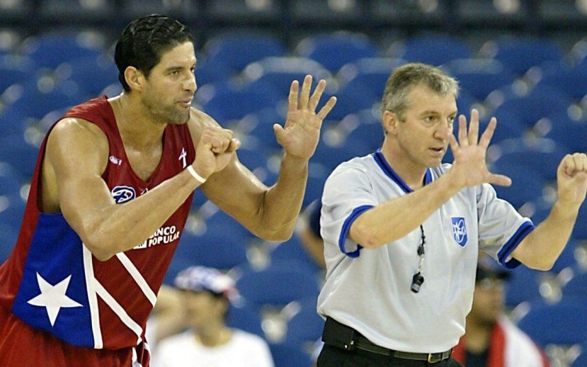 José Piculín Ortiz (izq), de Puerto Rico, hace un gesto junto al referí durante el segundo cuarto de un partido, el 3 de septiembre de 2002.