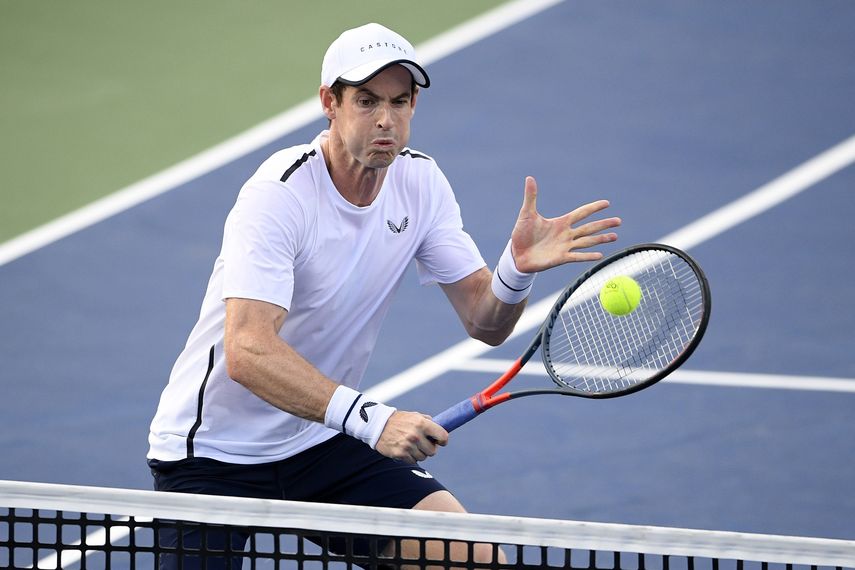 Andy Murray devuelve la pelota cuando él y Jamie Murray juegan un match de dobles contra Raven Klaasen y Michael Venus en Washington el 2 de agosto del 2019