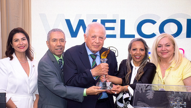 Tomás Regalado (centro), acompañado (de izq. a der.) por Chisti Fraga, Jesús Rojas, Rose Mary Santana y Alina García.