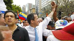 El líder opositor Juan Guaidó saluda a sus simpatizantes durante una protesta en Caracas, Venezuela. Guaidó propuso un Plan de Emergencia para atender la crisis humanitaria en el país.