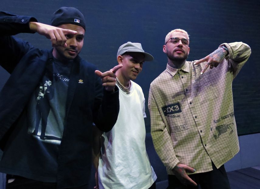 Los artistas urbanos puertorrique&ntilde;os &Aacute;lvaro Diaz, izquierda, Tainy, centro, y Dalex posan durante una entrevista en la Ciudad de M&eacute;xico. Tainy lanzar&aacute; su sencillo Mera con D&iacute;az y Dalex el 17 de enero de 2020. El sencillo es parte del pr&oacute;ximo EP de Tainy The Kids That Grew Up On Reggaet&oacute;n: Neon Tapes.