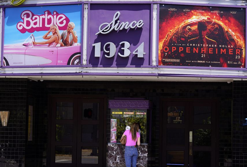 Una persona compra boletos de cine debajo de una marquesina con las películas Barbie y Oppenheimer&nbsp;en el cine Los Feliz, el viernes 28 de julio de 2023 en Los Ángeles.&nbsp;