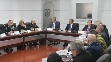 El presidente de Colombia, Iván Duque (cen.), reunido el 22ABR19 con el almirante Craig Faller (3ro izq.), comandante del Comando Sur de EEUU.&nbsp;