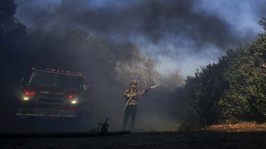 El bombero Brett Reed combate un incendio cerca de un rancho en Simi Valley, California, el mi&eacute;rcoles 30 de octubre de 2019.&nbsp;