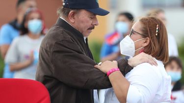 El dictador sandinista Daniel Ortega junto a la militante del FSLN y presidenta del Consejo Supremo Electoral Brenda Rocha.