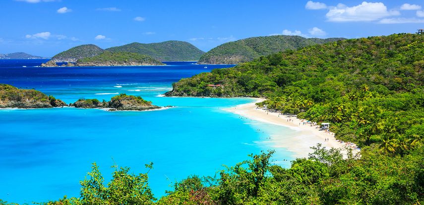 Trunk Bay, en Estados Unidos. La Islas Vírgenes abren paso a un espectácular paisaje en el que el verde y el azul combinan en armonía. 
