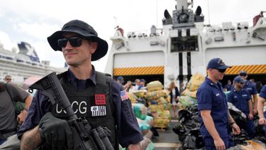 Un agente de la Guardia Costera de Estados Unidos monta guardia cuando integrantes de la Guardia Costera y otras agencias se preparan para descargar más de 1.000 millones de dólares en drogas decomisadas por un barco de la Guardia Costera, en el puerto Everglades. &nbsp;