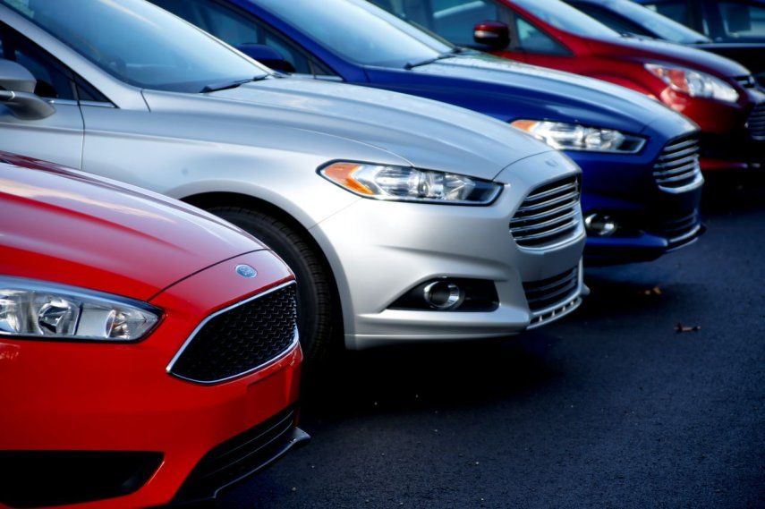 Una hilera de automóviles Ford Fusion a la venta en un concesionario de Butler, Pensilvania.&nbsp;
