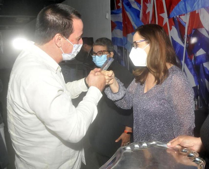 El régimen que viola los derechos de su pueblo entrega la Orden Carlos J. Finlay a Mariela Castro por su contribución a la salud y bienestar de los cubanos.