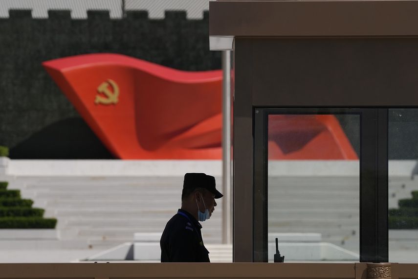 En esta imagen de archivo, un guardia de seguridad junto a una escultura de la bandera del Partido Comunista chino, en el Museo del Partido Comunista de China, el 26 de mayo 2022, en Pekín.&nbsp;&nbsp;