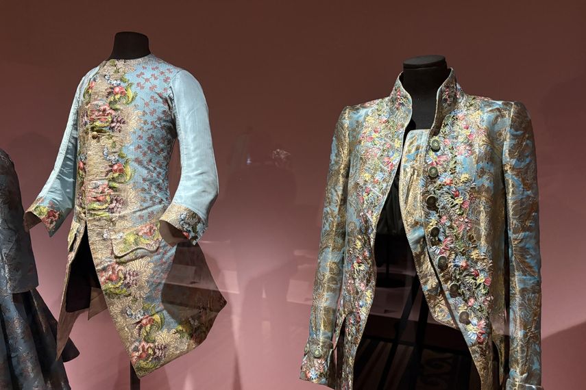 Un vestido de un príncipe indio del siglo XVIII (izquierda) junto a un modelo de Louis Vuitton de 2018 (derecha). El Museo de la Moda de París, conocido como Palacio Galliera, acoge una exposición sobre el estilo de vestir de las mujeres en el siglo XVIII y sus muchas interpretaciones a lo largo de la historia, e incluye algunas prendas que pertenecieron a la reina María Antonieta.&nbsp;