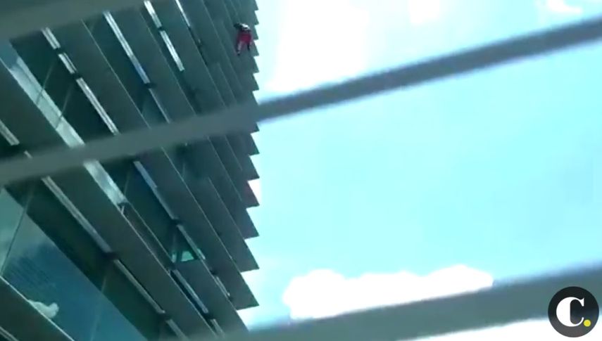 Vista desde una ventana del momento en el que Pavel&nbsp;Gogulan, el hombre araña ruso, escalaba un edificio en Medellín, Colombia.