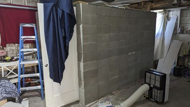 Esta foto sin fecha proporcionada por la Oficina de Campo de Portland de la Oficina Federal de Investigaciones muestra una celda de bloques de hormigón improvisada en Klamath Falls, Oregon, presuntamente utilizada por Negasi Zuberi, de 29 años.&nbsp;