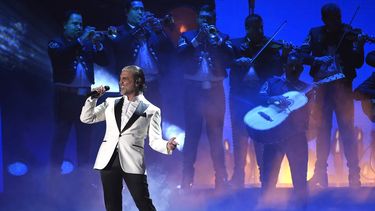 Alejandro Fernandez canta en la ceremonia de los Latin Grammy.&nbsp;