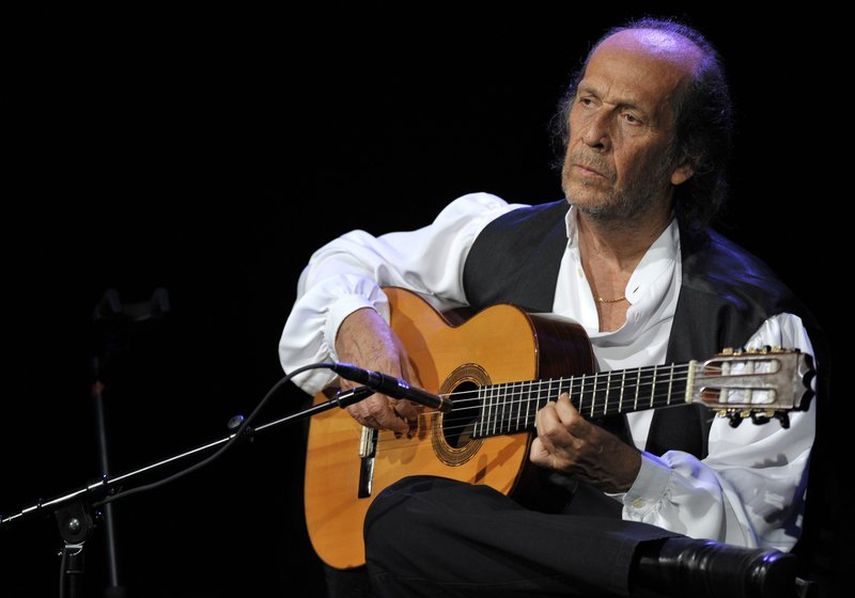 En esta fotograf&iacute;a de archivo del 8 de julio de 2010 el guitarrista flamenco Paco de Luc&iacute;a durante su presentaci&oacute;n en el Miles Davis Hall en la 44&ordf; edici&oacute;n del Festival de Jazz de Montreux en Montreux, Suiza. El documental &ldquo;Paco de Luc&iacute;a: La B&uacute;squeda&rdquo; de Curro S&aacute;nchez es una de las pel&iacute;culas disponibles de manera gratuita para el p&uacute;blico en el sitio Capital Cultural en Nuestra Casa del gobierno de la Ciudad de M&eacute;xico.&nbsp;