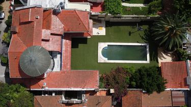 Vista aérea de una casa propiedad del fallecido astro del fútbol argentino Diego Maradona que no fue vendida en la subasta junto a otras pertenencias en Buenos Aires, el 19 de diciembre de 2021.