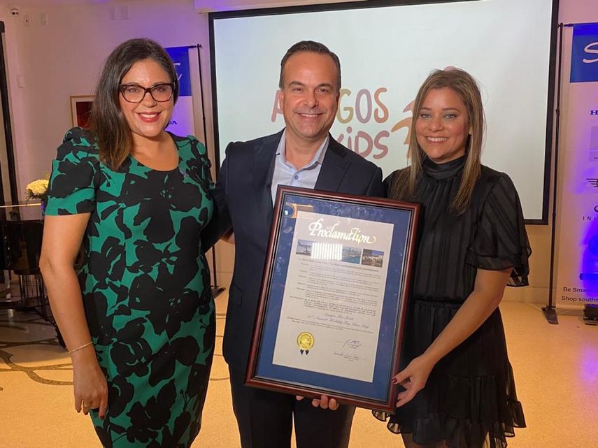 Karine Pavone, directora ejecutiva de Amigos for Kids; Jorge Plasencia, cofundador de la organización; y Maggie Fresen Zulueta, directora de la junta directiva.&nbsp;