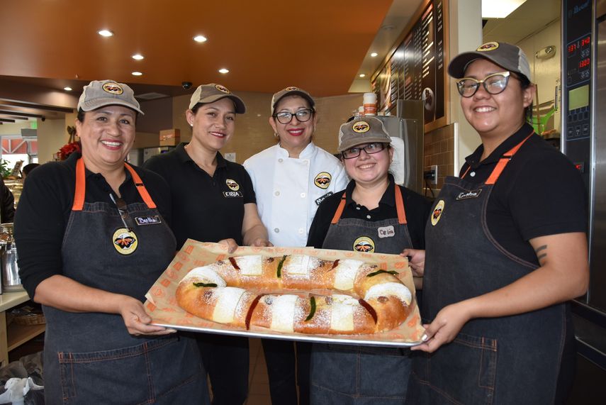 Bertha López, Elvia Arellano, María González, Celia Macías y Cynthia muestran una rosca de reyes preparada en la panadería La Monarca, en Los Angeles.