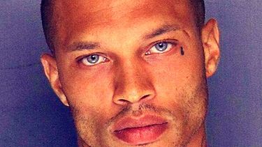 Jeremy Meeks es el criminal estadounidense que se ha hecho popular gracias a que su foto se volvió viral en las redes sociales ( Foto: Twitter)