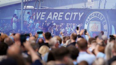 En foto del 22 de mayo del 2022, aficionados del Manchester City dan la bienvenida a los jugadores antes de un encuentro de la Liga Premier contra el Aston Villa.