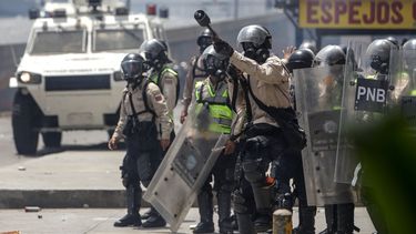 Los policías se sienten entre la espada y la pared porque trabajan para un gobierno en el que ya no creen, y el movimiento de las protestas los considera como enemigos.