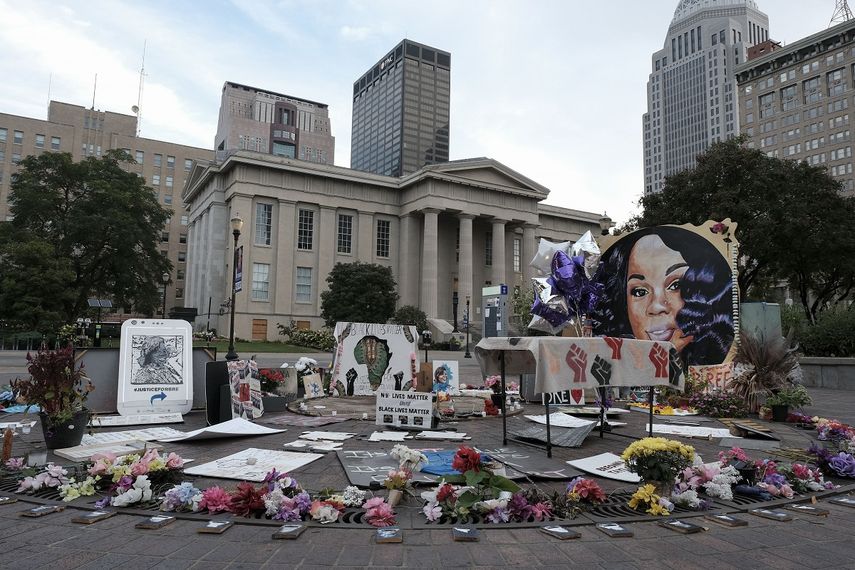 Flores y fotos alusivas a&nbsp;Breonna Taylor vistas en&nbsp;el parque Jefferson Square, en el centro de Louisville, Kentucky, el 23 de septiembre de 2020.