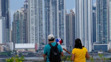 Un niño sostiene una bandera nacional en el barrio Casco Viejo de la ciudad de Panamá.