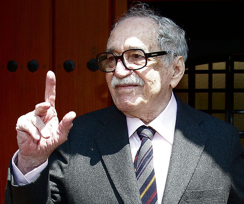 El escritor colombiano Gabriel García Márquez saluda a periodistas en una imagen de archivo del 6 de marzo de 2013, afuera de su residencia en Ciudad de México (México). EFE/Mario Guzmán