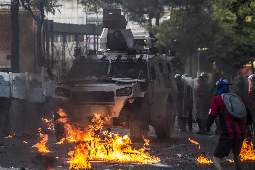 Miembros de la Guardia Nacional Bolivariana reprimen a un grupo de manifestantes durante una de las protestas en el marco de la huelga general convocada por la oposición este miércoles 26 de julio de 2017, en Caracas, Venezuela.&nbsp;