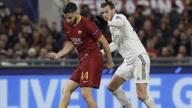 Fotografía de archivo del 27 de noviembre de 2018, del defensor de la Roma Kostas Manolas, a la izquierda, y el extremo derecho Gareth Bale, del Real Madrid, durante un partido del Grupo G de la LIga de Campeones en el Estadio Olímpico de Roma.