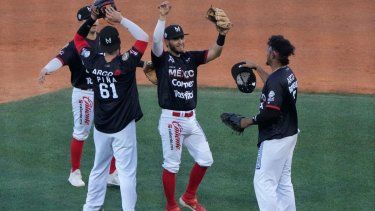 Jugadores de la representación mexicana en la Serie del Caribe 2023 celebran su victoria sobre Panamá, que les permitió clasificar a las semifinales.