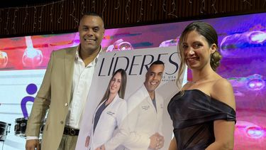 Los doctores fueron la portada de la revista Líderes, vinculando el recorrido de Sunset Smile Creations con otras historias emergentes dentro de la comunidad.