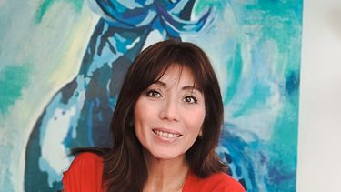 La terapeuta sexual Karen Uribarri presenta la muestra Erótica en Art Week Miami 2023.