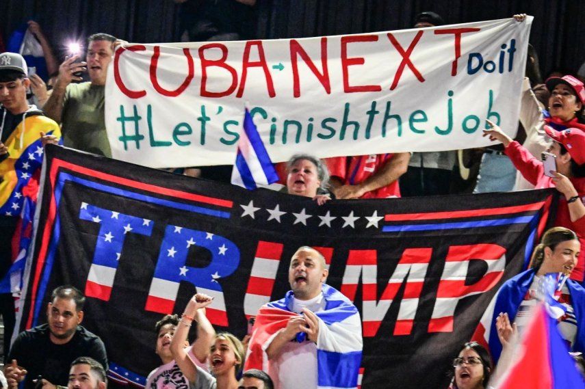 Cubanos residentes en Florida sostienen banderas cubanas y una bandera en apoyo al presidente Donald Trump, mientras participan en la manifestación Cuba Libre en la ciudad de Hialeah, Florida, el 24 de marzo de 2026.