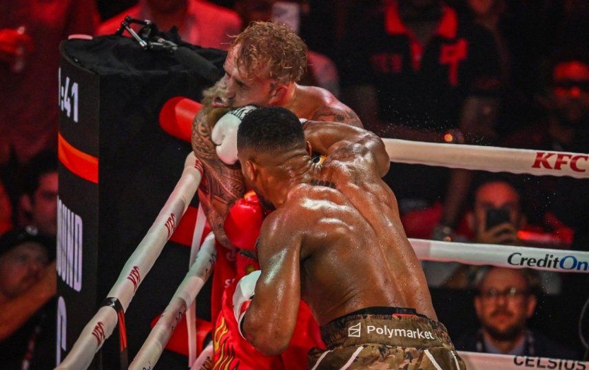 El boxeador e influencer estadounidense Jake Paul (izq.) y el boxeador británico Anthony Joshua pelean en un combate de peso pesado sin título en el Kaseya Center en Miami, Florida, el 19 de diciembre de 2025.&nbsp;