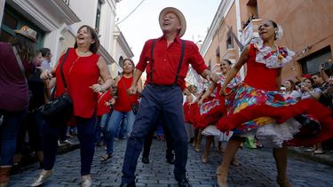 Una comparsa popular desfila durante la celebración de las Fiestas de la Calle San Sebastián, en San Juan, capital de Puerto&nbsp;Rico.&nbsp;