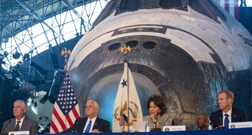 El vicepresidente Mike Pence preside una reunión del Consejo Nacional Espacial en el Centro Steven F. Udvar-Hazy, el jueves 5 de octubre de 2017, en Chantilly, Virginia.