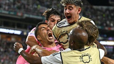 El delantero uruguayo #09 del Inter Miami, Luis Suárez (C), celebra el segundo gol de su equipo durante el partido del Grupo A de la Copa Mundial de Clubes de la FIFA 2025 entre el Inter Miami de EE. UU. y el Palmeiras de Brasil en el estadio Hard Rock de Miami el 23 de junio de 2025.&nbsp;