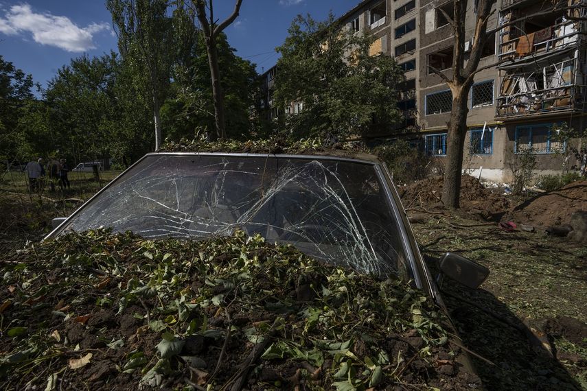 Esta foto del 15 de julio del 2022 muestra un automóvil dañado tras un ataque de Rusia hechos con misiles en Konstantinovka, en el este de Ucrania, el 15 de julio del 2022.&nbsp;