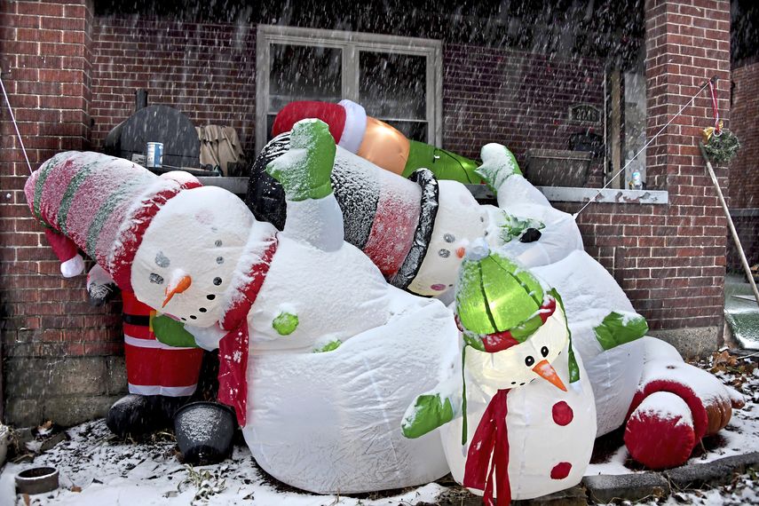 Hombres de nieve inflables afuera de una casa en Churchview Avenue, el martes 3 de diciembre de 2019.&nbsp;