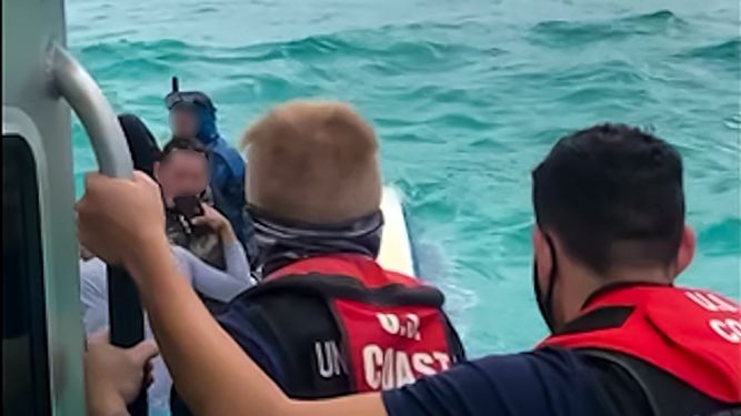 Cuatro hombres a la deriva fueron rescatados por la Guardia Costera en proximidades de Key Biscayne.