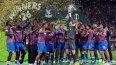 El portero inglés del Crystal Palace, Dean Henderson (CR), número 01, levanta el trofeo mientras su equipo celebra la victoria en la final de la Liga de Conferencia de la UEFA entre el Crystal Palace FC y el Rayo Vallecano de Madrid en Leipzig