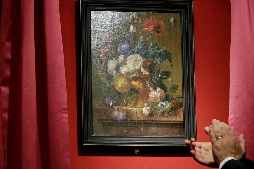 La pintura Jarrón de flores, de Jan van Huysum, es develada en el Palacio Pitti, parte del Museo de los Uffizi en Florencia, Italia.