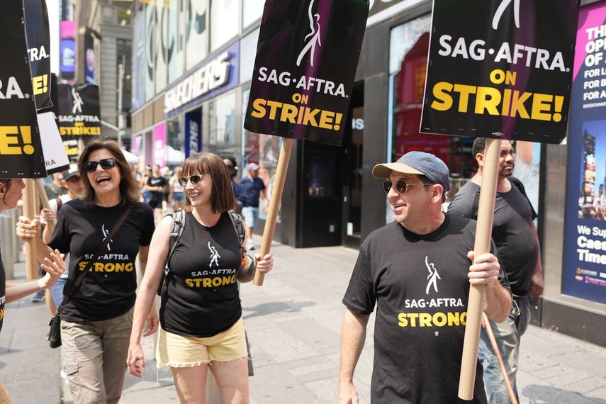 Los actores Jennifer Van Dyck y Jason Kravits llevan carteles en un mitin frente a Paramount en Times Square en Nueva York el lunes 17 de julio de 2023.&nbsp;